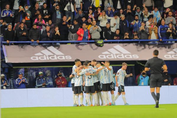 Argentina gana sin “despeinarse”