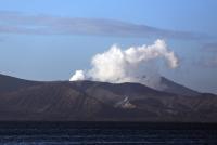 Evacúan a 800 personas  por erupción de volcán