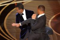 Will Smith golpea a Chris Rock en  la ceremonia por burlarse de su esposa