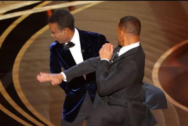 Will Smith golpea a Chris Rock en  la ceremonia por burlarse de su esposa