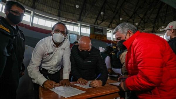 Acuerdan tregua de cinco días  en paro de transportistas peruanos