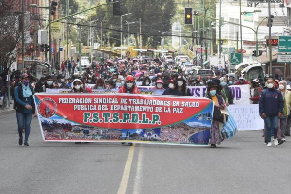 Marcha de trabajadores en salud  exige cumplimiento a peticiones