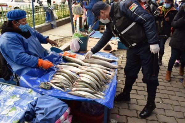 Inspección minuciosa en venta  de pescado por Semana Santa