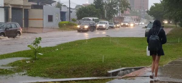 Torrencial lluvia en la capital  cruceña anega calles y avenidas