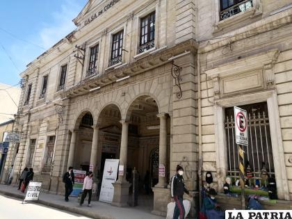 Prohíben tomar fotografías del edificio público de la Casa de Correos de Oruro