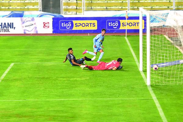 Bolívar llega a la cima con arrolladora goleada