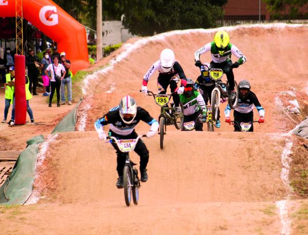 Ballesteros y Rocabado ganan en el BMX