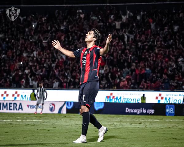 Martins dedica su gol al cielo