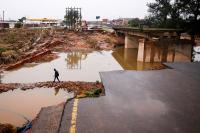 Confirman más de 400 fallecidos  por inundaciones en Sudáfrica