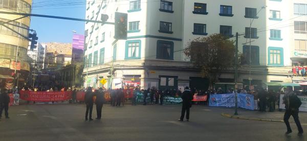 Trabajadores de CNS bloquean centro paceño