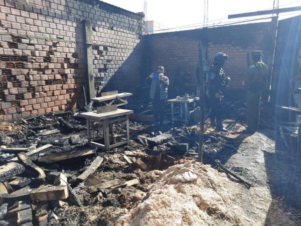 Incendio en carpintería causa  daños personales y materiales