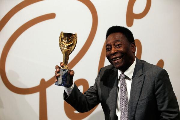 Pelé sale del hospital tras recibir tratamiento