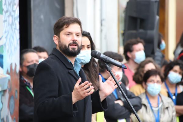 Lanzan piedra al  presidente de Chile