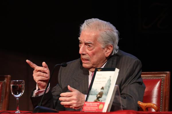 Escritor Mario Vargas Llosa se  encuentra internado por covid-19