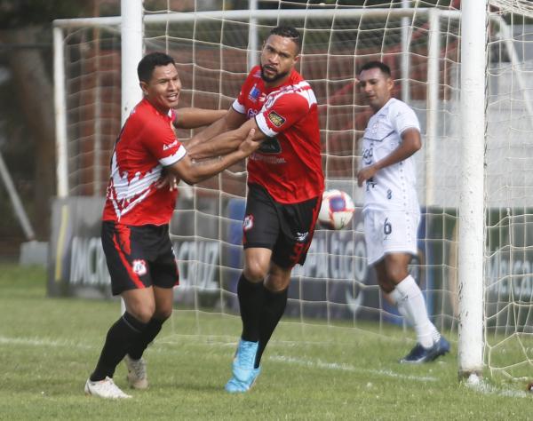 Real Santa Cruz vence con doblete de Romero