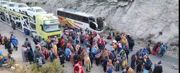 Levantan bloqueos en carreteras a Oruro y Cochabamba