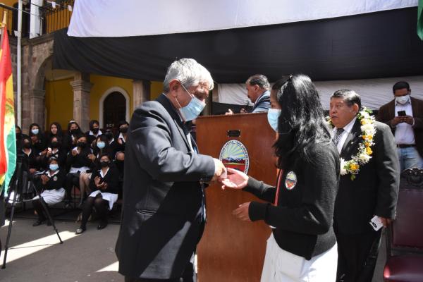 Alcalde insta a estudiantes a  poner en práctica letra de himno