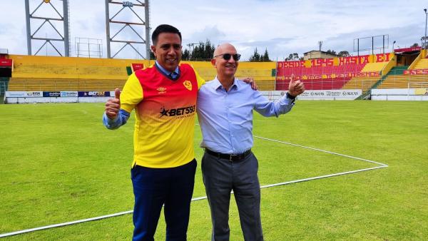 César Farías tomó el mando del Aucas