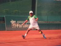 Benavides debuta con triunfo en el Mundial Senior de tenis