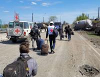 Más de 100 civiles  evacuan Mariúpol