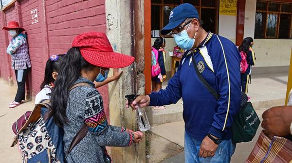 Ministro exhorta a seguir con cuidados sanitarios en escuelas