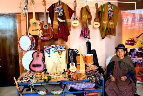 Más de 60 artesanos en  feria artesanal de El Alto