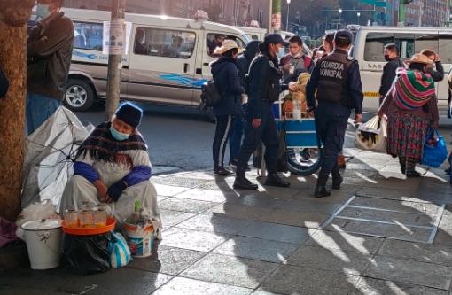 Vendedores callejeros luchan por sobrevivir a pesar de adversidades