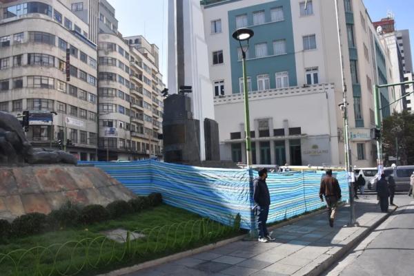 Realizan mantenimiento en plaza del Obelisco