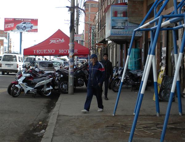 Recuperan áreas ocupadas  por vendedores de autos