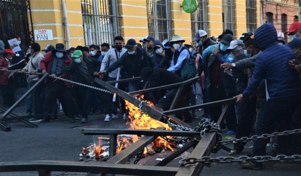 Trabajadores en salud protestan contra Gobernación de La Paz