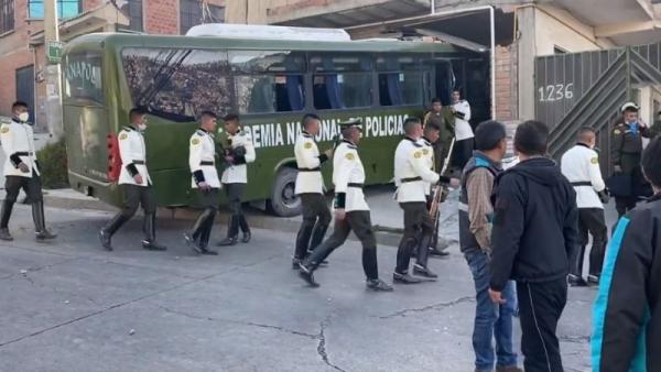 Bus policial choca  contra un inmueble