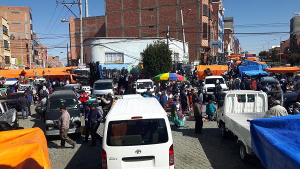 Venta de autos en calzada   perjudica libre circulación