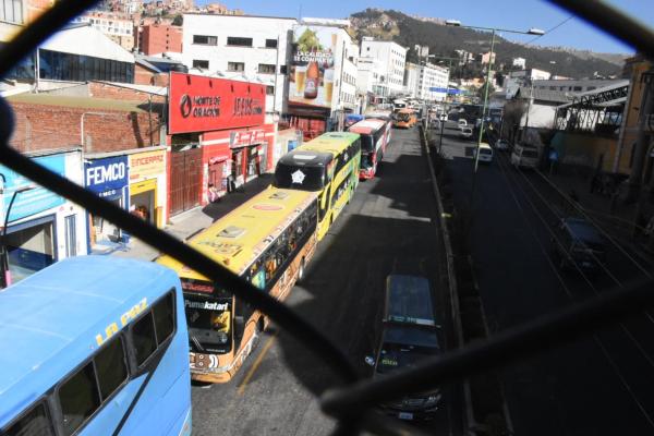 En junio se normalizará abastecimiento de combustible, mientras la filas continúan