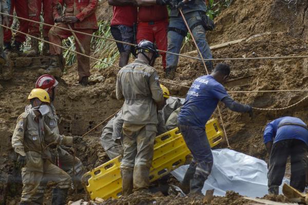 Suben a 57 los muertos por  lluvias y 56 desaparecidos