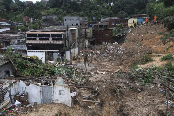 Sube a 127 cifra de fallecidos a causa de lluvias torrenciales