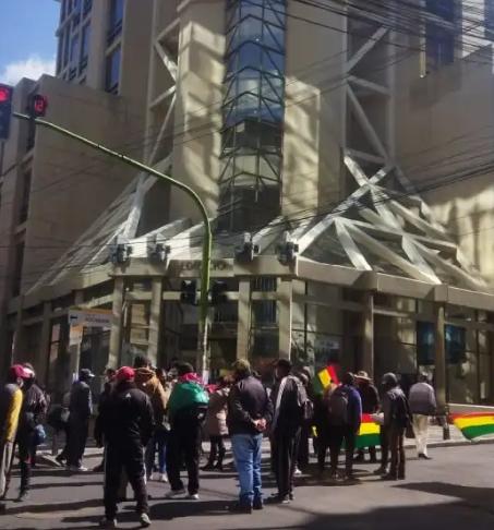 Edificio municipal  bloqueado por  exguardias