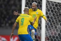 Brasil gana a Japón con gol de Neymar que se acerca a récord de Pelé