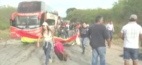 Bloquean carretera  en Puerto Suárez