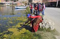 Laguna de Achocalla limpiada por 100 servidores públicos