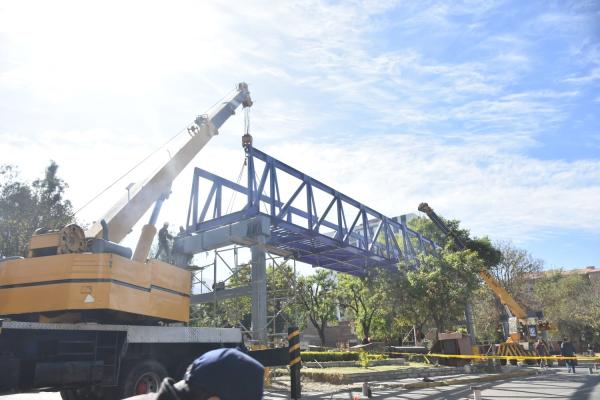 Emplazamiento de puente metálico moderniza ciclovía en Cochabamba