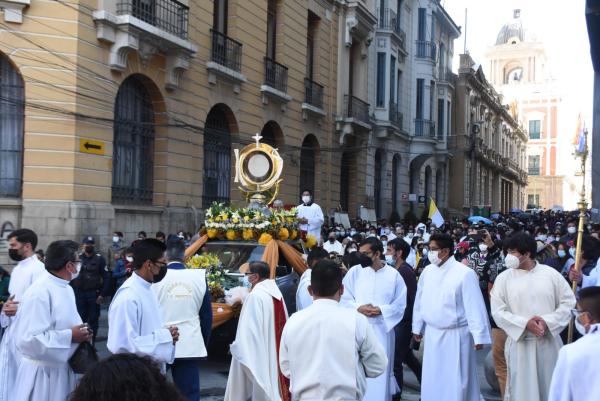 Miles de católicos celebraron festividad de Corpus Christi