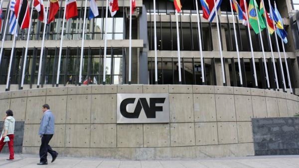 S&P Global mejora calificación de CAF