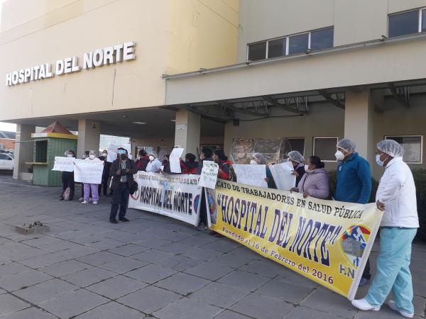 Trabajadores de salud en  huelga de brazos caídos