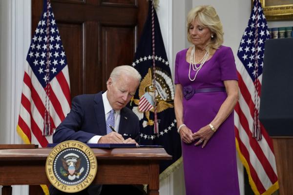 Joe Biden firma histórica ley sobre  control de armas de fuego en EEUU