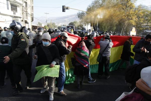 Policía interviene dos de los tres  puntos de bloqueos en Sacaba