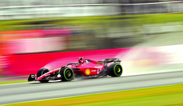 Sainz celebra su primera pole en el Gran Premio de Gran Bretaña