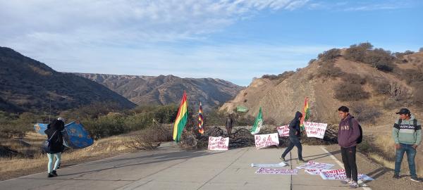 Bloquean en el Sur de Potosí en  contra contaminación minera