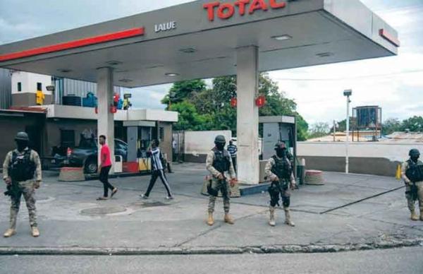 Manifestantes bloquean carreteras de  Puerto Príncipe por escasez combustible