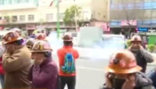 Protesta de mineros con dinamitazos  dañó capa asfáltica en centro paceño