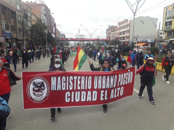 Maestros de El Alto se suman a  la marcha del magisterio paceño